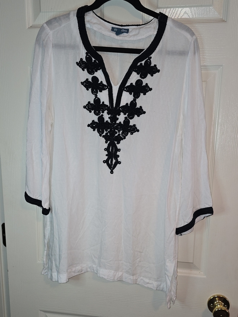 White‎ Long-Sleeve Tunic with Black Embroidered Appliqué